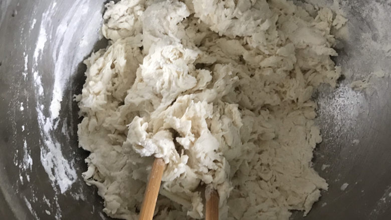 双色豆沙包,面粉中加入糖,酵母,加入适量水搅拌至絮状