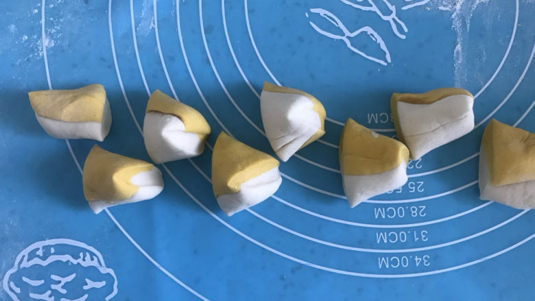 双色豆沙包,再把黄白两长条搓一起,切成大小均匀的剂子