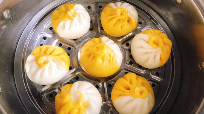 双色豆沙包,蒸好焖3分钟左右再开盖,很漂亮的包子可以出锅了