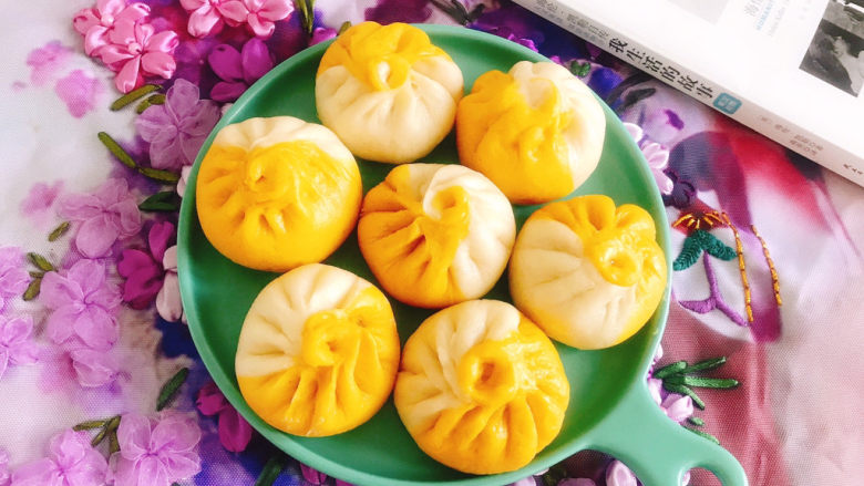 双色豆沙包,取出来装盘,完成!
