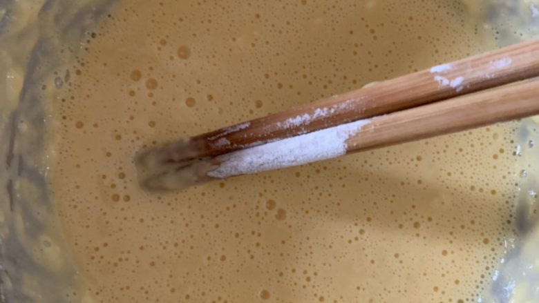 茄子烧带鱼,2个鸡蛋一点水加面淀粉面粉 盐 鸡粉搅拌均匀