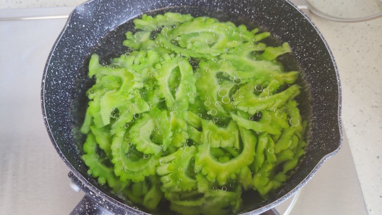 蛋黄焗苦瓜,下苦瓜片,焯30秒