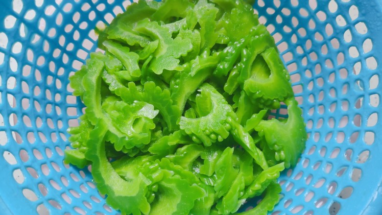 蛋黄焗苦瓜,捞出苦瓜,控干水分