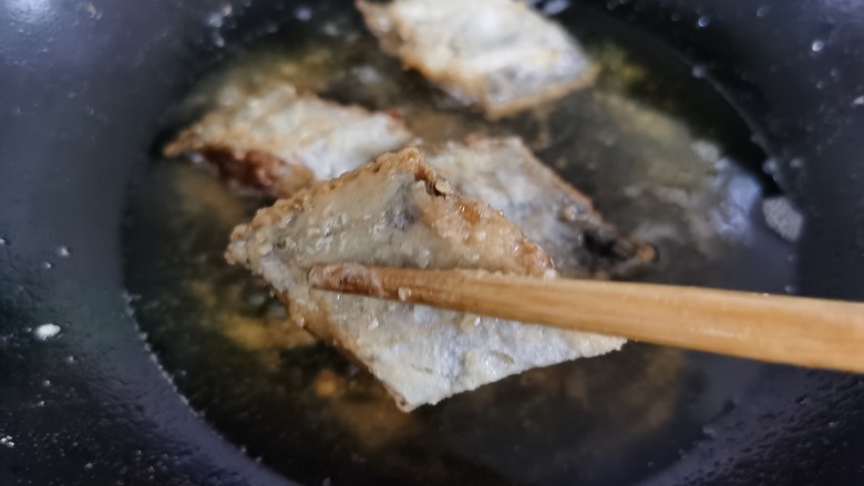 椒盐带鱼,炸到带鱼定型且微微发黄时,把鱼块捞出。