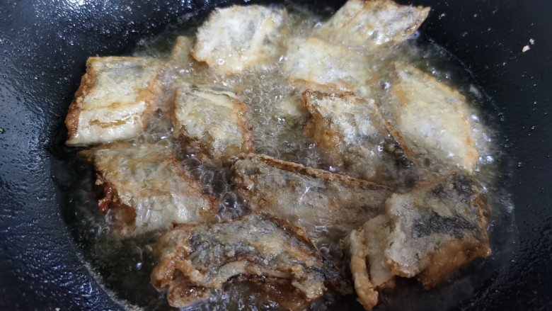 椒盐带鱼,炸完一遍后再复炸一次,捞出控油。