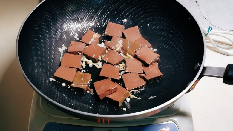 鸭血豆腐,放入姜丝 蒜碎炒出香味,放入鸭血 翻炒
