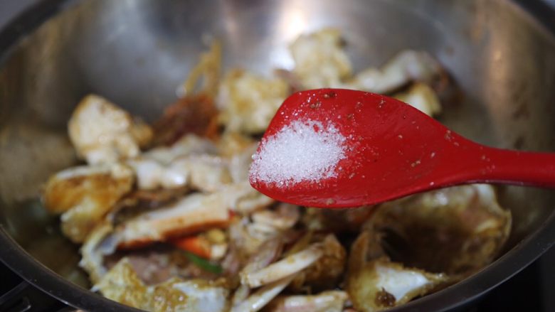红烧梭子蟹,调入少许<a style='color:red;display:inline-block;' href='/shicai/ 3729'>白糖</a>,并倒入一点水,闷约5分钟