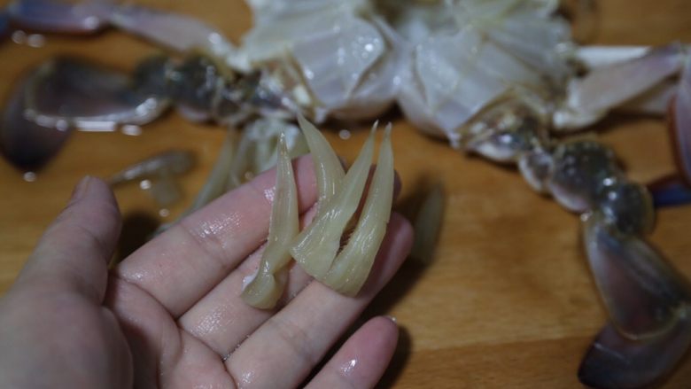 红烧梭子蟹,去掉两边的蟹腮,这个不能吃的