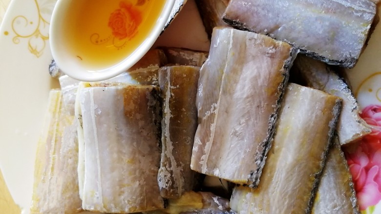 茄子烧带鱼,放一汤匙<a style='color:red;display:inline-block;' href='/shicai/ 718'>料酒</a>腌制几分钟去腥。
