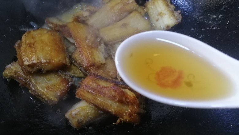 茄子烧带鱼,一汤匙料酒，去腥。