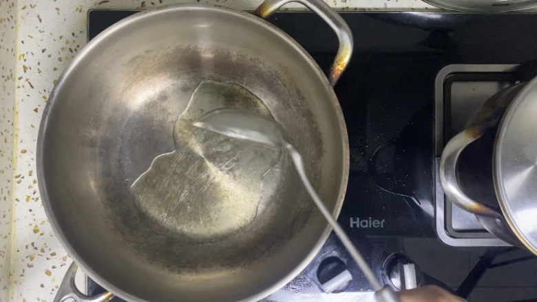 蒜蓉粉丝蒸金针菇,起锅热油,放入10g食用油