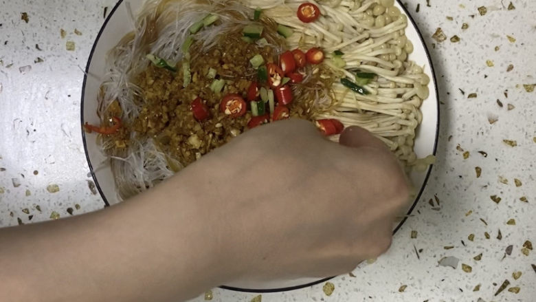 蒜蓉粉丝蒸金针菇,在来点黄瓜碎,其实放小葱最好了,我家里没有,用黄瓜假充一下,哈哈