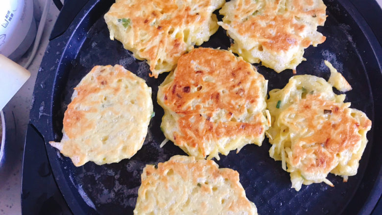 黄金土豆丝饼,煎至两面金黄色即可出锅