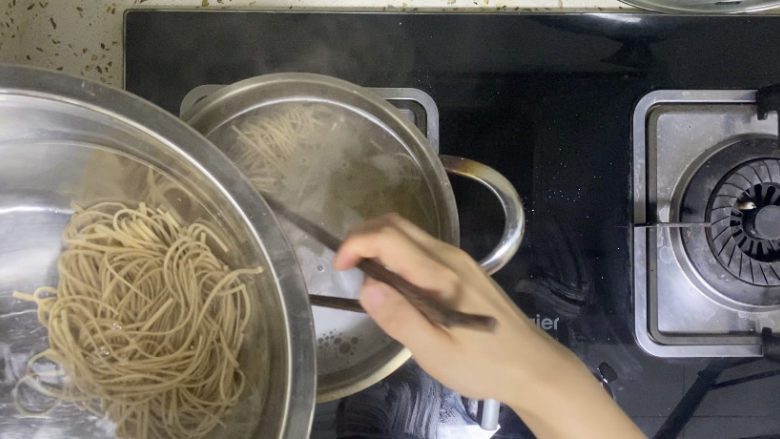 麻酱凉面,面条捞出过凉水,这样面条更爽滑