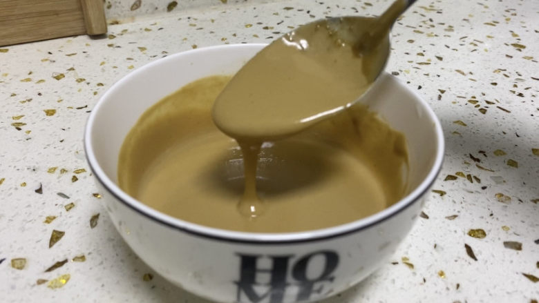 麻酱凉面,直至麻酱变白,搅拌成流动状态