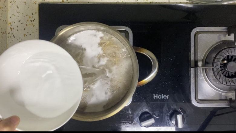 麻酱凉面,煮面条中开一次锅加一次凉水,可以防止逾锅