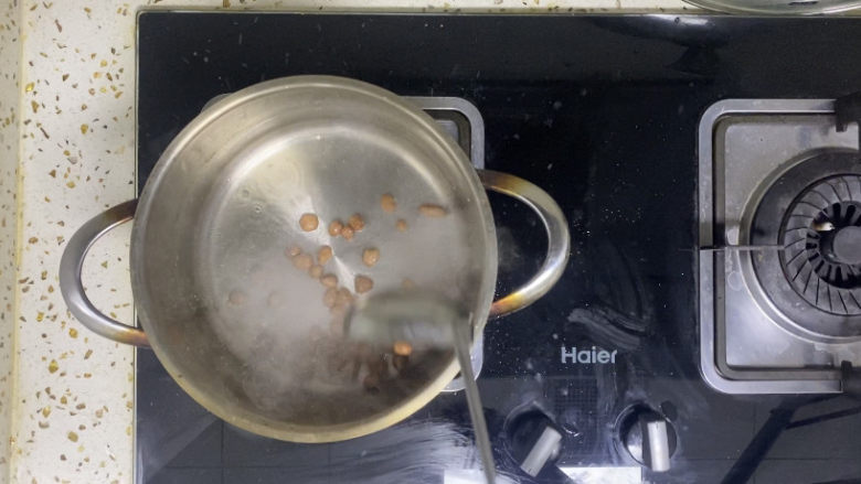 麻酱凉面,放入提前泡过水的花生豆,泡水可以防止糊皮