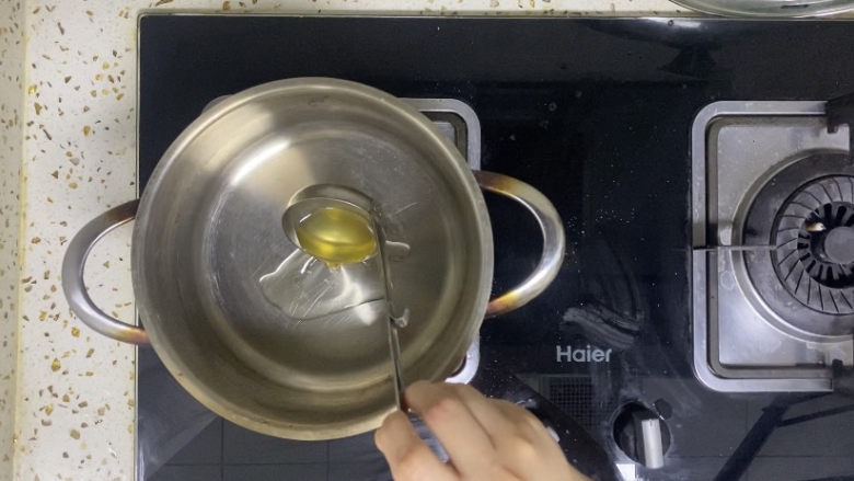 麻酱凉面,起锅热油,放入5g食用油