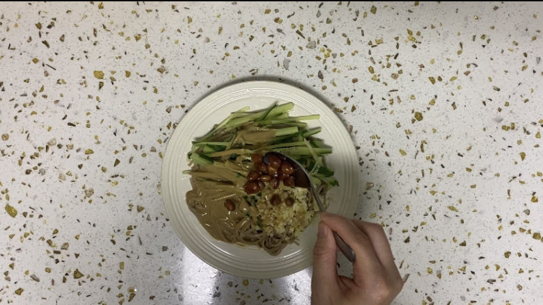 麻酱凉面,最后放点花生豆,嗯,我要赶紧去吃了,哈哈