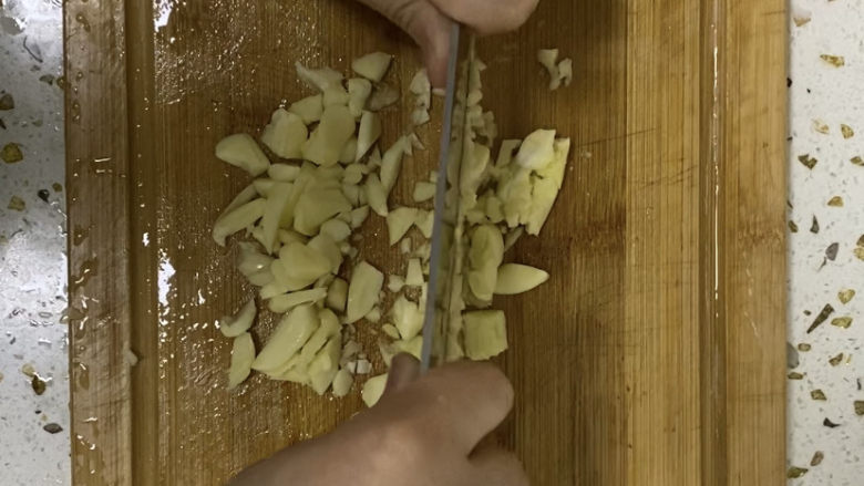 麻酱凉面,蒜剁碎