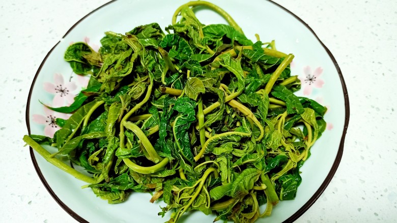 香椿拌内酯豆腐,焯水至变色捞出过凉水,控干水分