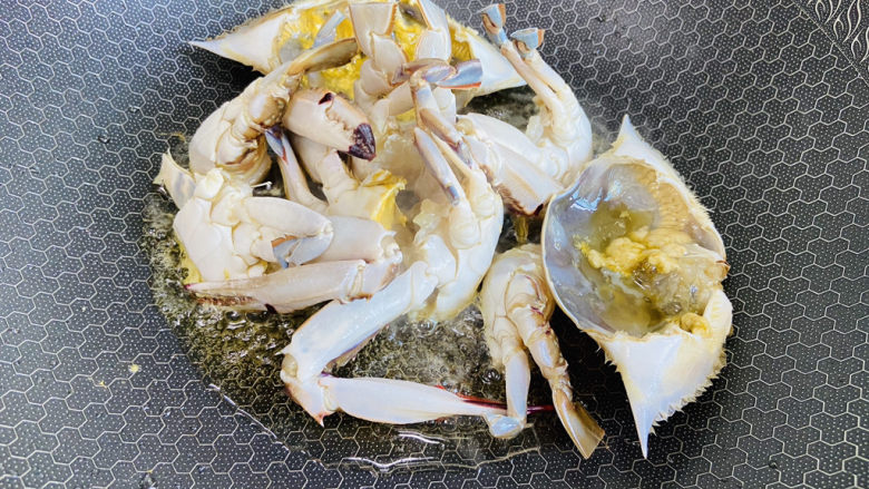 香辣梭子蟹,放入梭子蟹,切口朝下