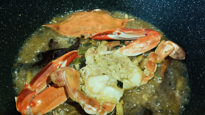 香辣梭子蟹,大火煮开,焖煮5分钟