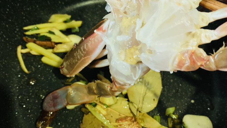 香辣梭子蟹,夹入梭子蟹,翻炒