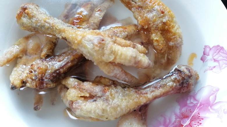 虎皮鸡爪,捞出浸泡冰水,泡到鸡爪皮起皱