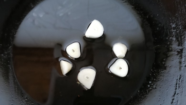 虎皮鸡爪,锅内放少许油,放入蒜片煸炒香