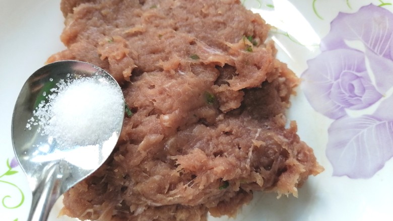 三鲜小馄饨,加入适量盐调味,然后再加适量油搅拌均匀
