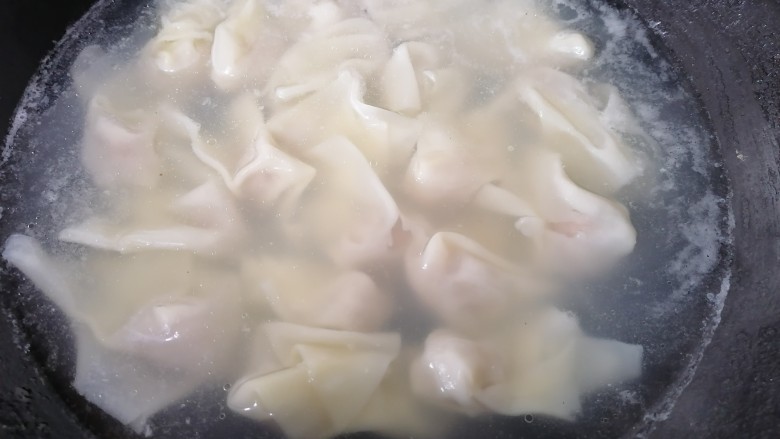 三鲜小馄饨,煮的过程中沸腾要加几次冷水,煮到馄饨漂浮起来就行