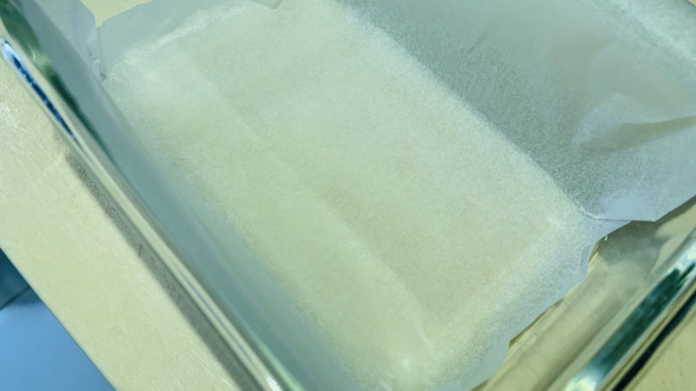 山药红枣糕,蒸碗铺上油纸,待用