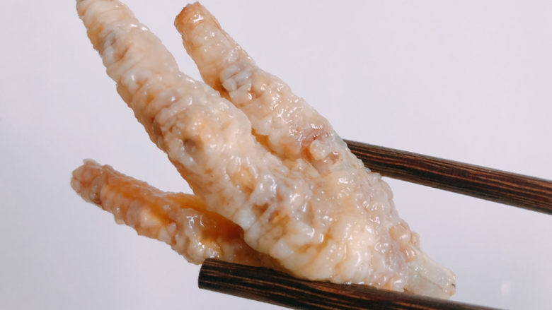虎皮鸡爪,泡水之后的鸡爪会涨起来,出现虎皮一样的东西。