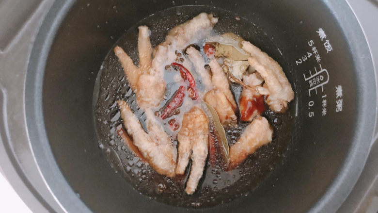 虎皮鸡爪,加入香料,生抽,料酒,蚝油。