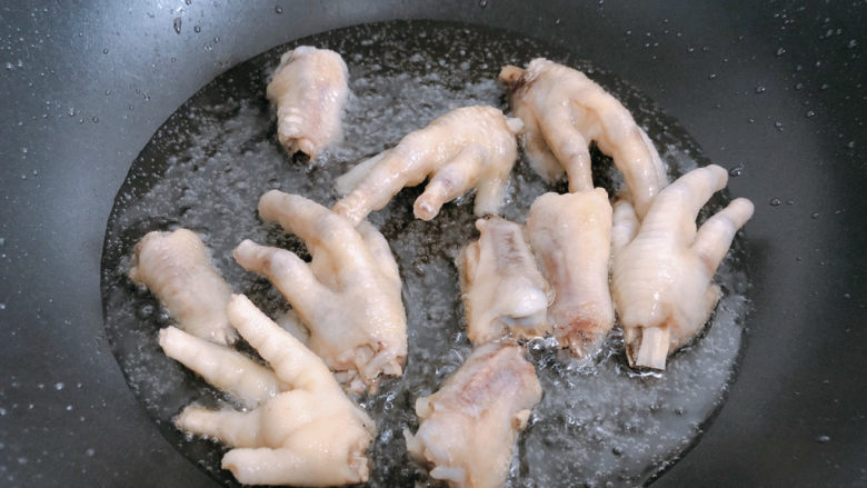 虎皮鸡爪,锅内热油,放入鸡爪进行油炸。