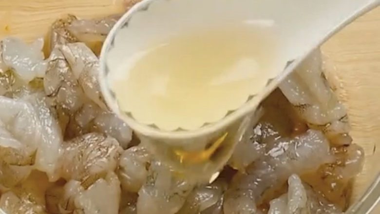 玉米炒虾仁,不介意虾有腥味的可以不用腌制,我习惯虾仁剥好后,加点料酒去腥