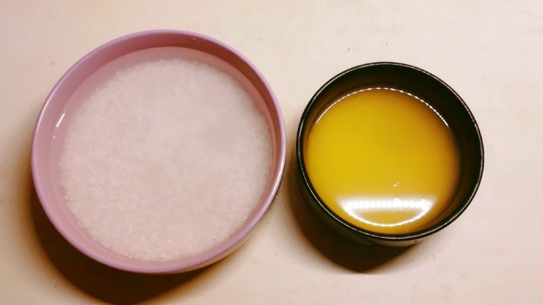 山药枸杞粥,两种米清洗干净,用清水浸泡1个小时