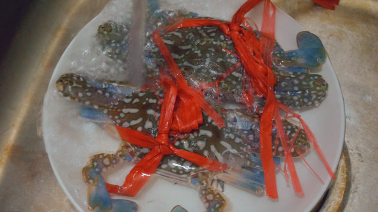 香辣梭子蟹,先泡水半小时,让它把脏东西都吐干净