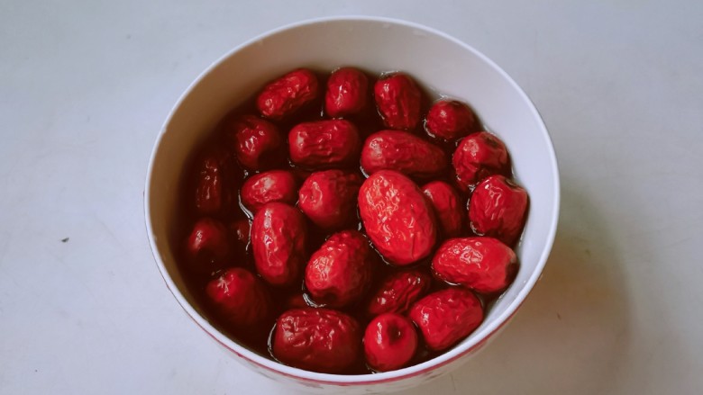 山药红枣糕,<a style='color:red;display:inline-block;' href='/shicai/ 2470'>红枣</a>清洗干净备用