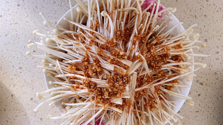 蒜蓉粉丝蒸金针菇,倒入调好的酱汁,如果家有孩子不能吃辣,就不要放小米椒了。