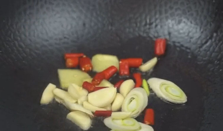 香辣梭子蟹,加下来开始炒,大葱,姜,蒜和小米辣,下锅炒出香味