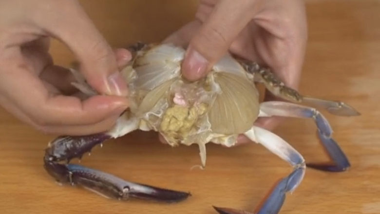 香辣梭子蟹,腮是很脏的,一定要去掉