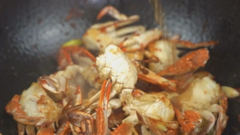 香辣梭子蟹,然后开始调味,料酒可以多放一点,去腥提香