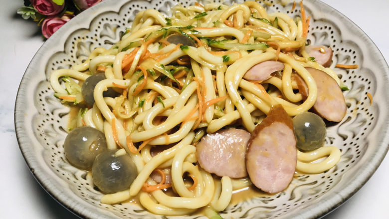 麻酱凉面,搅拌均匀就可以开吃了,酸酸甜甜的,很开胃。