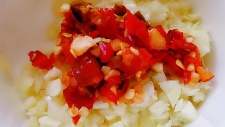 蒜蓉粉丝蒸金针菇,碗里加蒜蓉,<a style='color:red;display:inline-block;' href='/shicai/ 803'>剁椒</a>