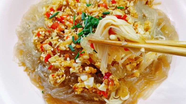 蒜蓉粉丝蒸金针菇,爽滑开胃,一个人可以来一大盘