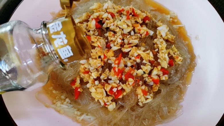 蒜蓉粉丝蒸金针菇,蒸好出锅前淋入<a style='color:red;display:inline-block;' href='/shicai/ 5506'>麻油</a>,撒上葱花即可食用