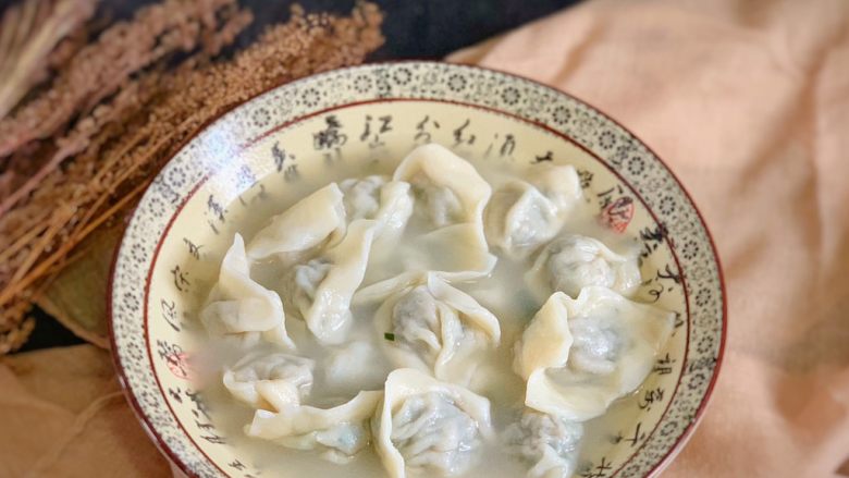 美味的牛肉馄饨,锅里放入开水