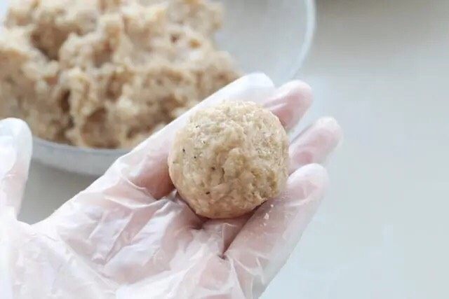 莲藕肉丸,取35克左右的馅料用左右手交替来回摔打,使肉糜更有筋性,然后揉搓成圆球状。我一共做了十个丸子,代表十全十美。
